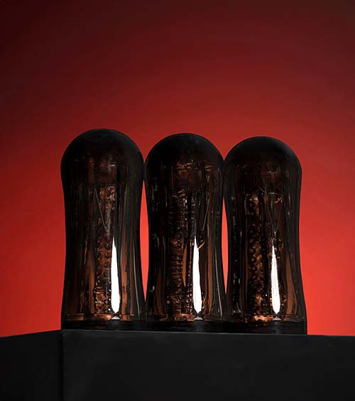 Trio de vaginettes Pure positionnées debout à la verticale sur une table noire